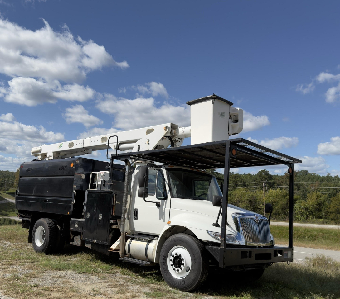 2011 INTERNATIONAL 4300 Chipper Dump - Image 8
